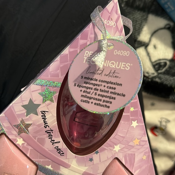 Real Techniques Limited Edition Miracle Makeup Blender Beauty Sponge Gift Set - Picture 6 of 7